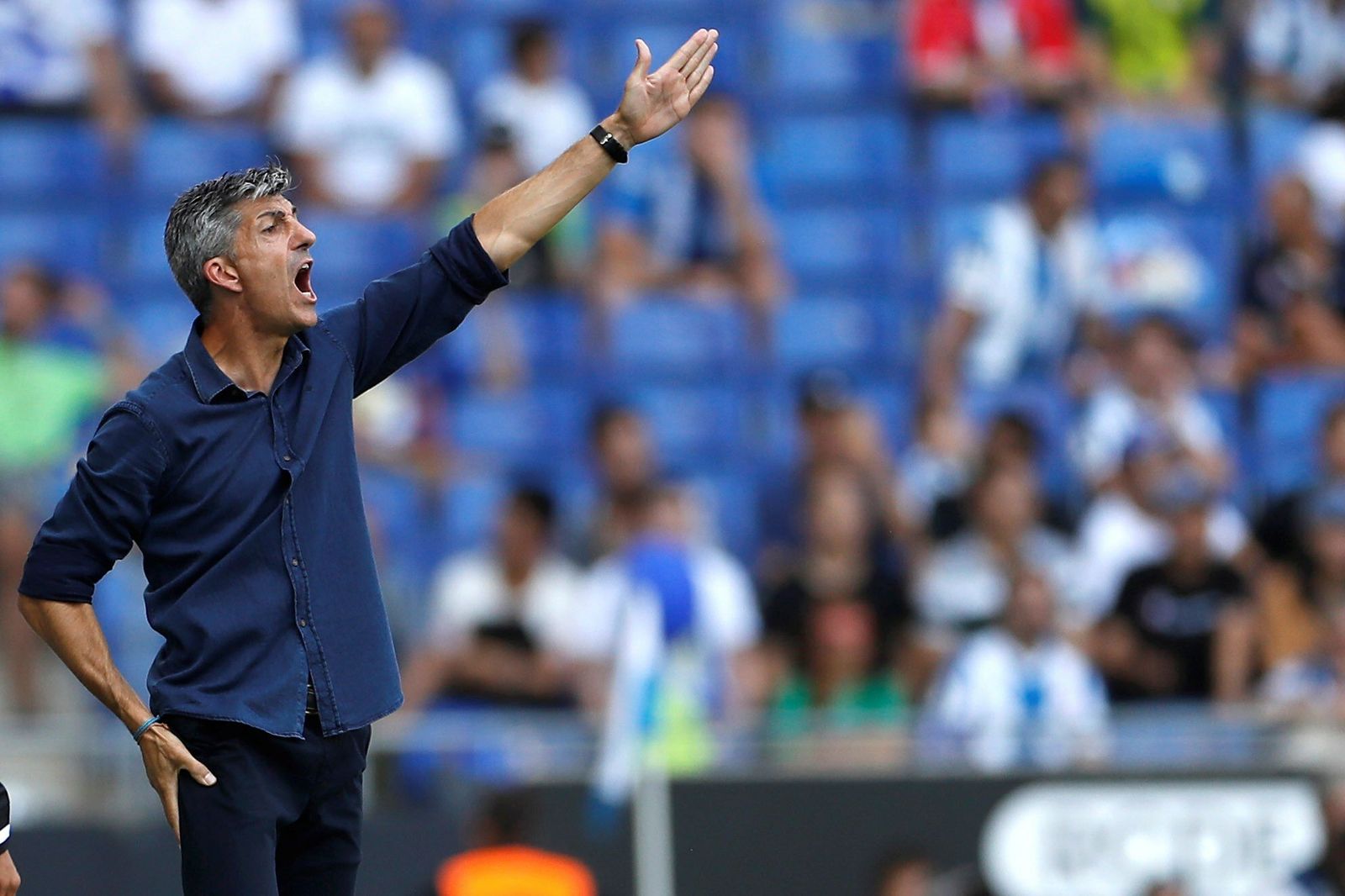 Imanol da instrucciones a sus jugadores durante un partido.