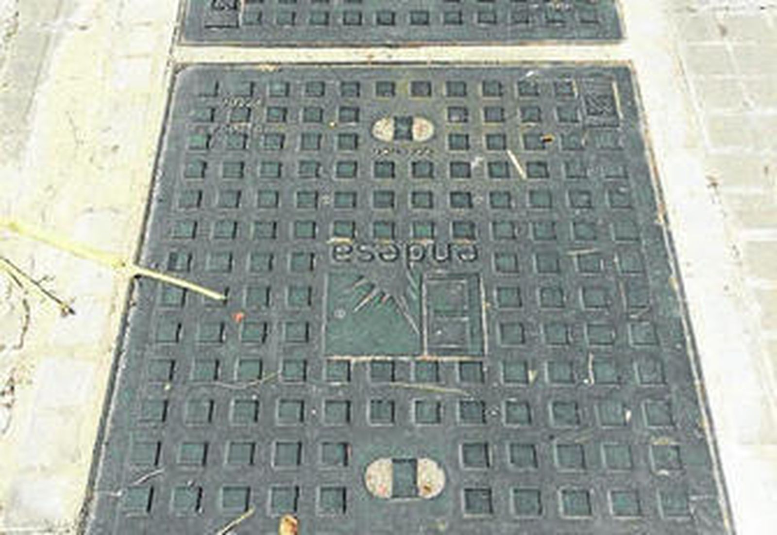 Las arquetas, antes descubiertan, han sido tapadas por Endesa, como demuestra la imagen.