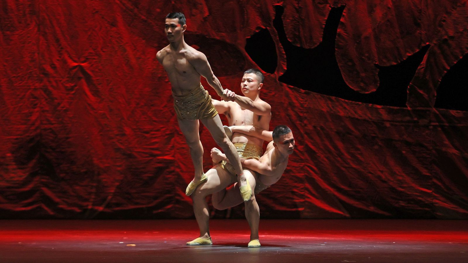 Imágenes del 'Gran Circo Acrobático de China' en el Teatro Villamarta