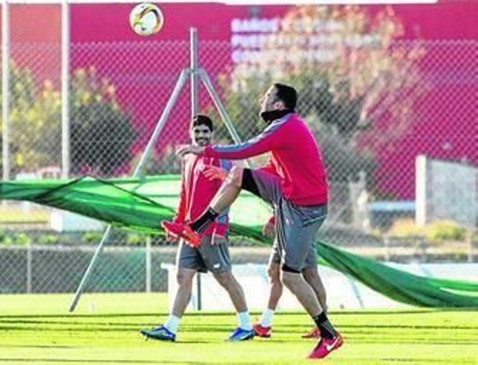 Banega sonríe mientras Rami juguetea con el balón en la sesión vespertina.
