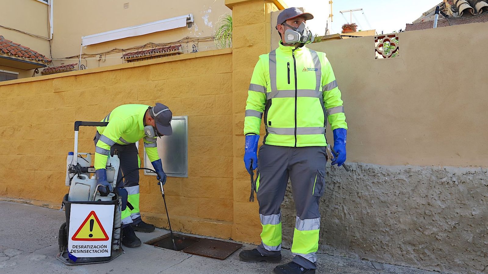 Dos operarios durante los trabajos de desratización realizados en La Corta.