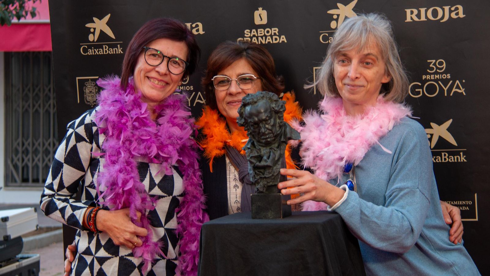 Mar, Sonia y Mari Ángeles con el Goya