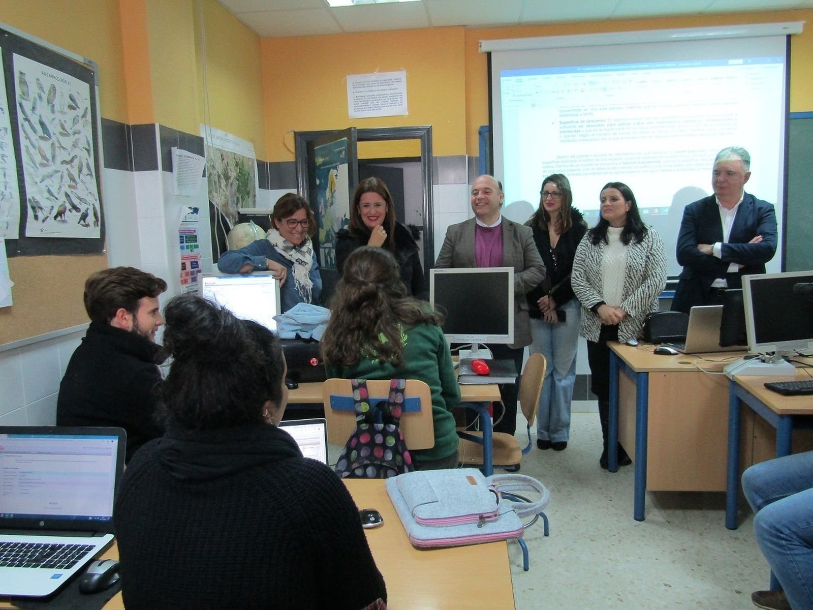 La consejera de Educación, Sonia Gaya, en el Instituto Doñana de Almonte.