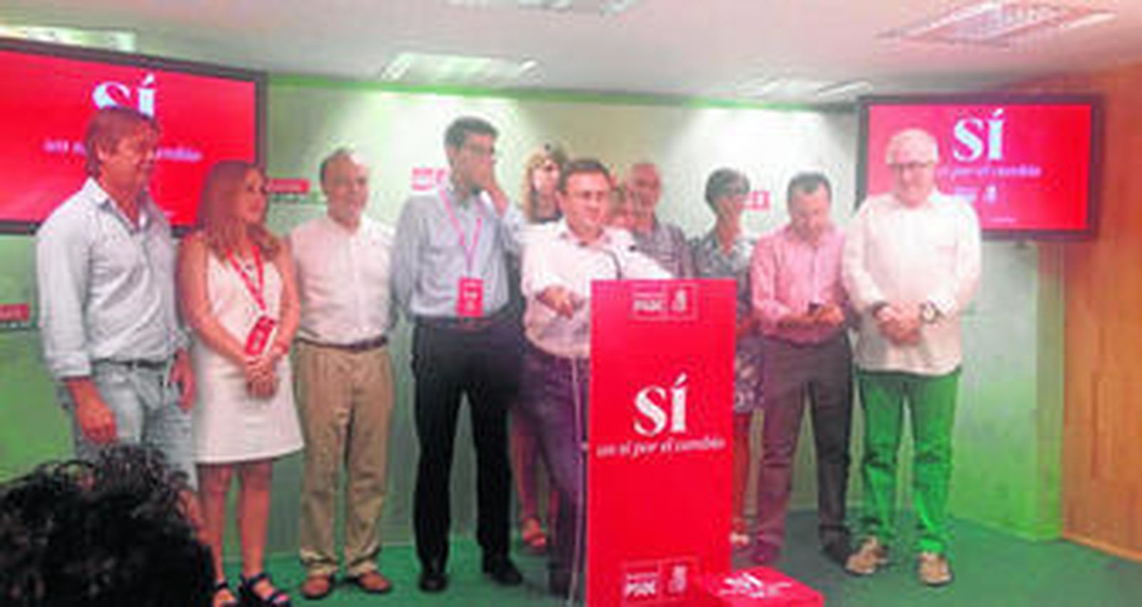 Miguel Ángel Heredia, anoche, junto a su equipo de campaña, tras conocerse los resultados de las elecciones.