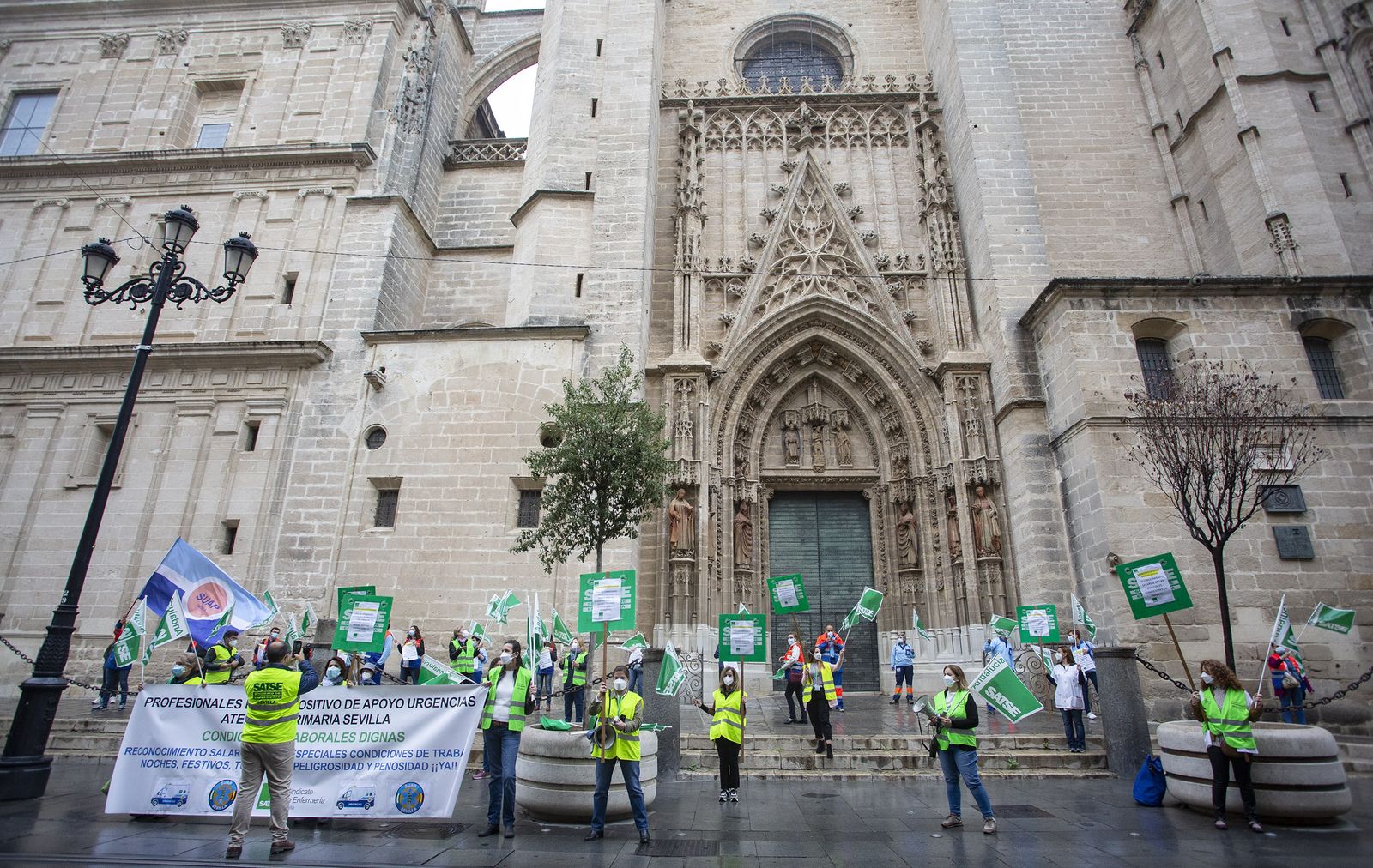 Un momento de la protesta a las puertas de la sede del SAS en la Avenida de la Constitución.