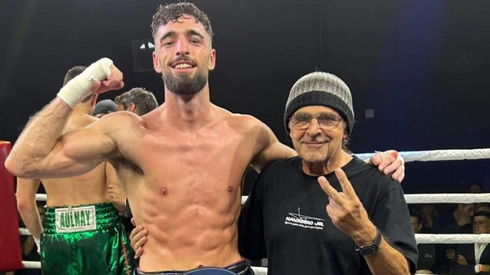 José Luis Navarro Jr. celebra junto a su entrenador la victoria frente a Mustapha Zaouche.