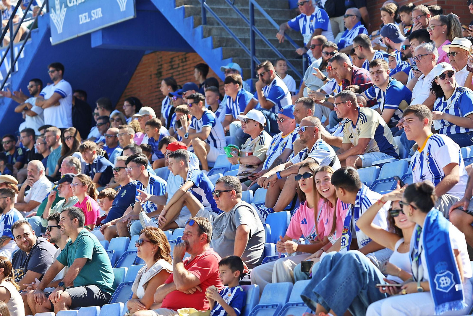Aficionados del Recre presencian un partido.