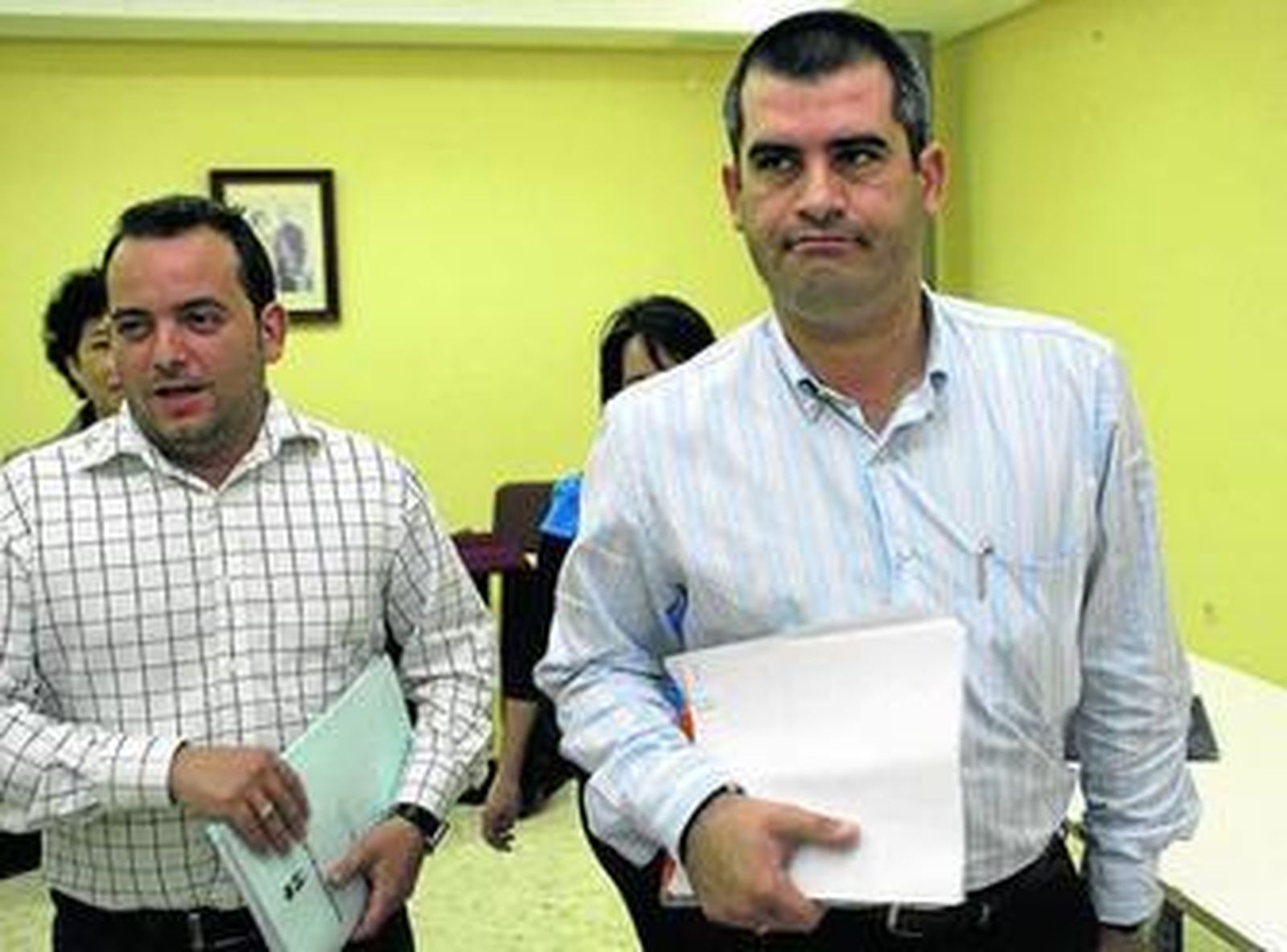 El alcalde de La Algaba, Diego Agüera (PSOE), y el ex regidor José Luis Vega (IU).