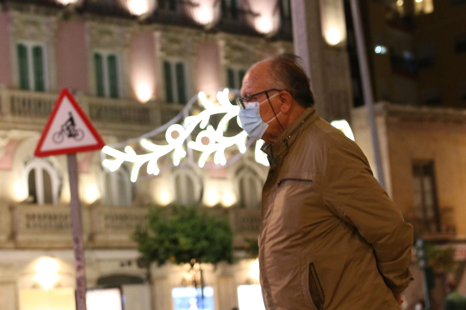 Almerienses con mascarillas en Navidad.
