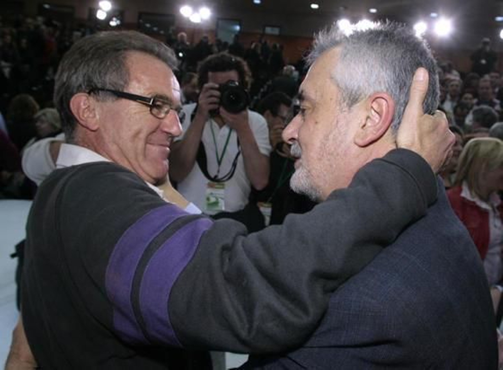 Javier Pérez Royo felicita a Griñán. / Juan Carlos Muñoz