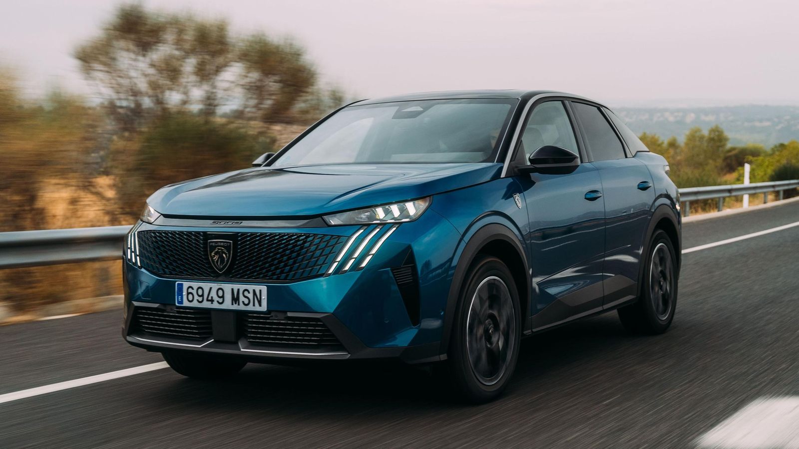 En vías rápidas, el motor eléctrico actúa como suplemento de energía del térmico de tres cilindros.