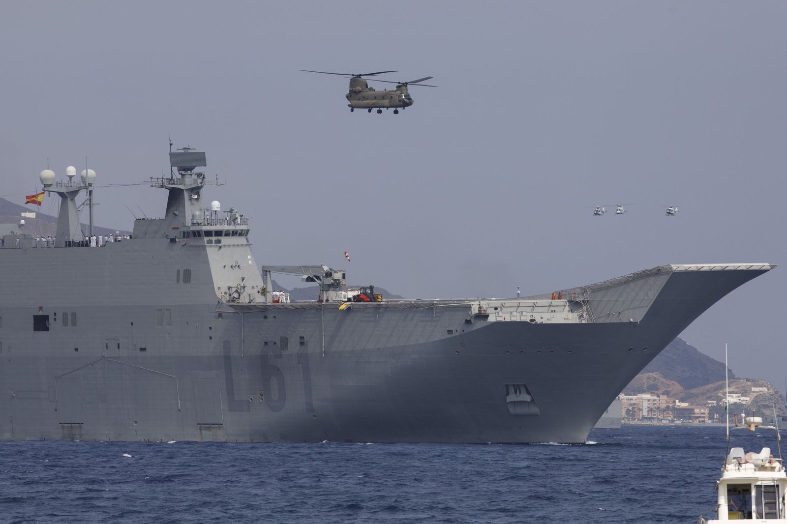 Las Fuerzas Armadas desembarcan en Motril: buques, paracaidistas y helicópteros en primera línea de playa