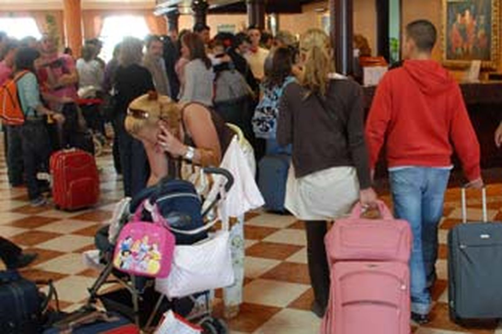 Cola de turistas en la recepción del Hotel Riu, a mediodía de ayer. /Paco Periñán