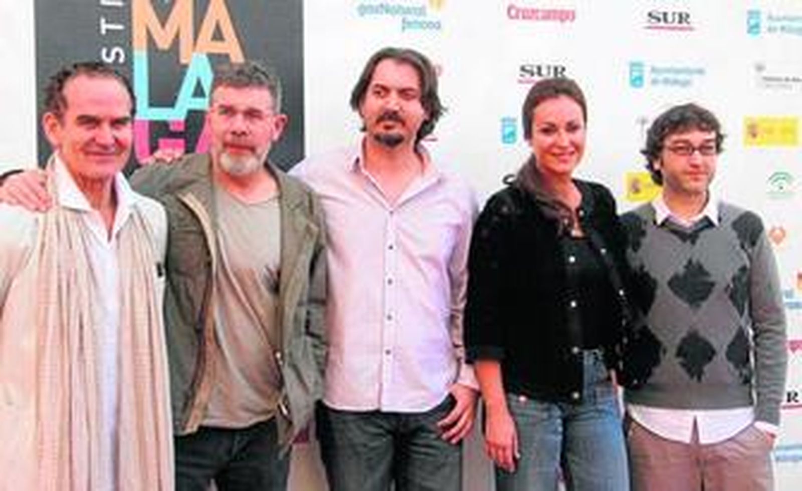 El equipo de 'El hombre de las mariposas', ayer, junto al Cine Albéniz.