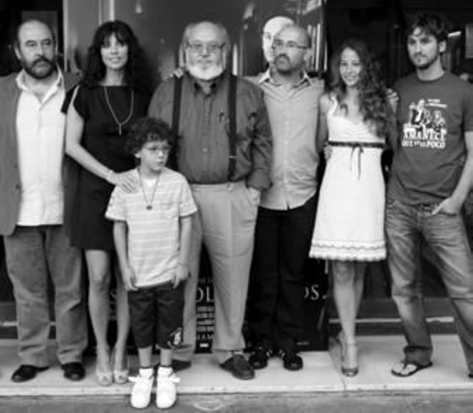 José Luis Cuerda, acompañado de los actores de su película.