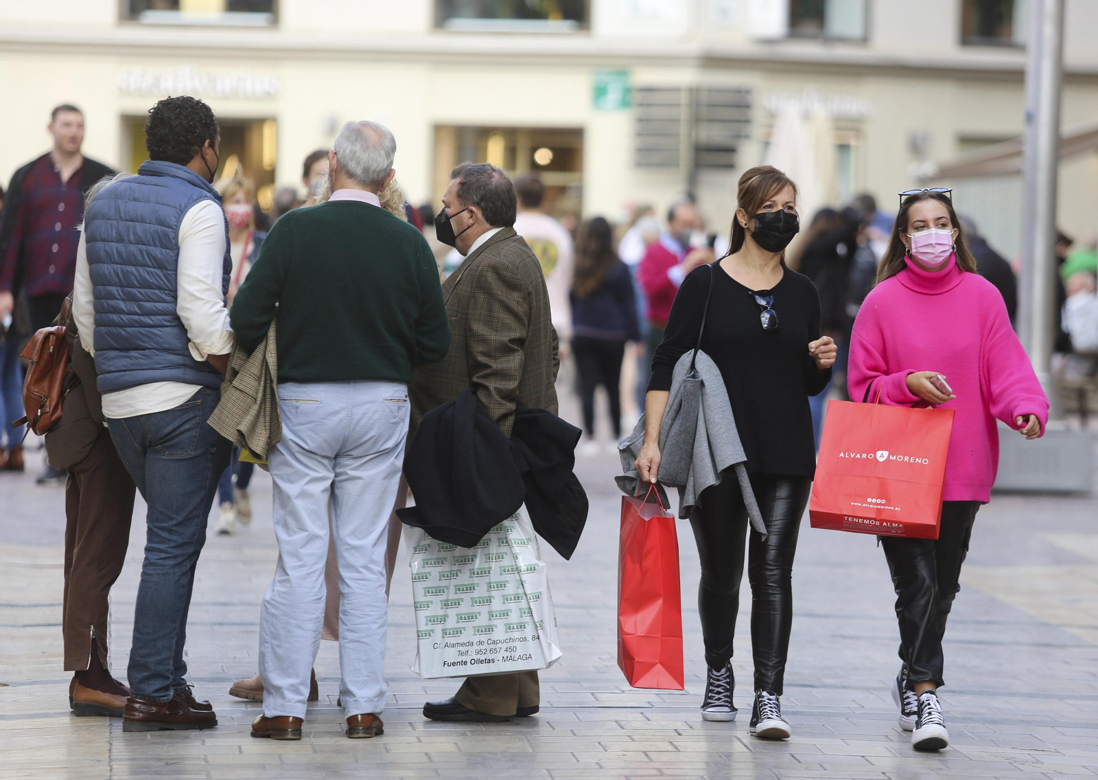 Gente en las calles de Málaga durante las fiestas navideñas