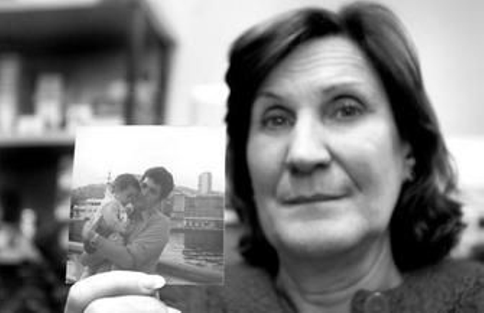 María Teresa Decarlini muestra una foto de su marido sosteniendo a su hijo Jorge, cuando vivían en Buenos Aires