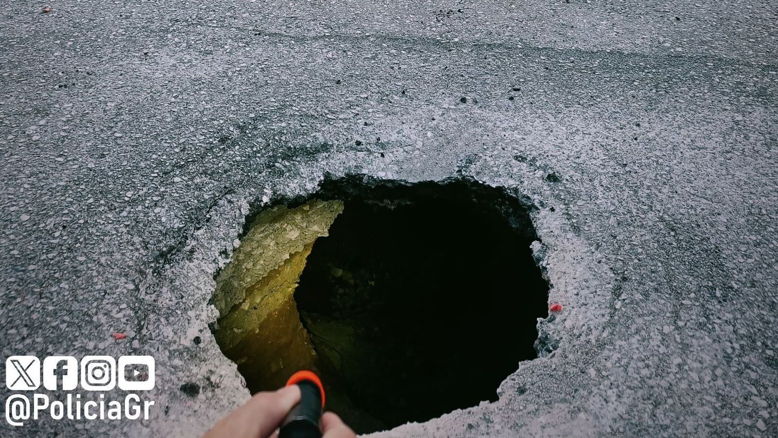 El socavón que ha aparecido en la carretera de Alfacar