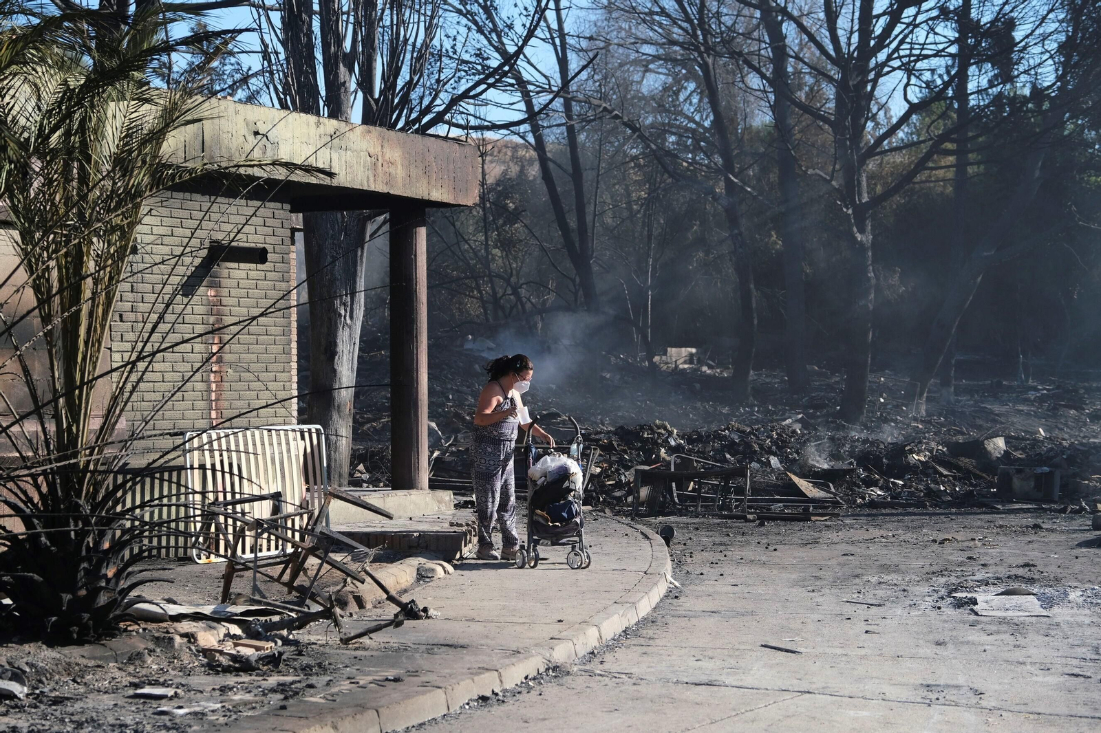 El día después del gran incendio de Chinales, en fotografías: rescoldos, humo y pérdidas El día después del gran incendio de Chinales, en fotografías: rescoldos, humo y pérdidas