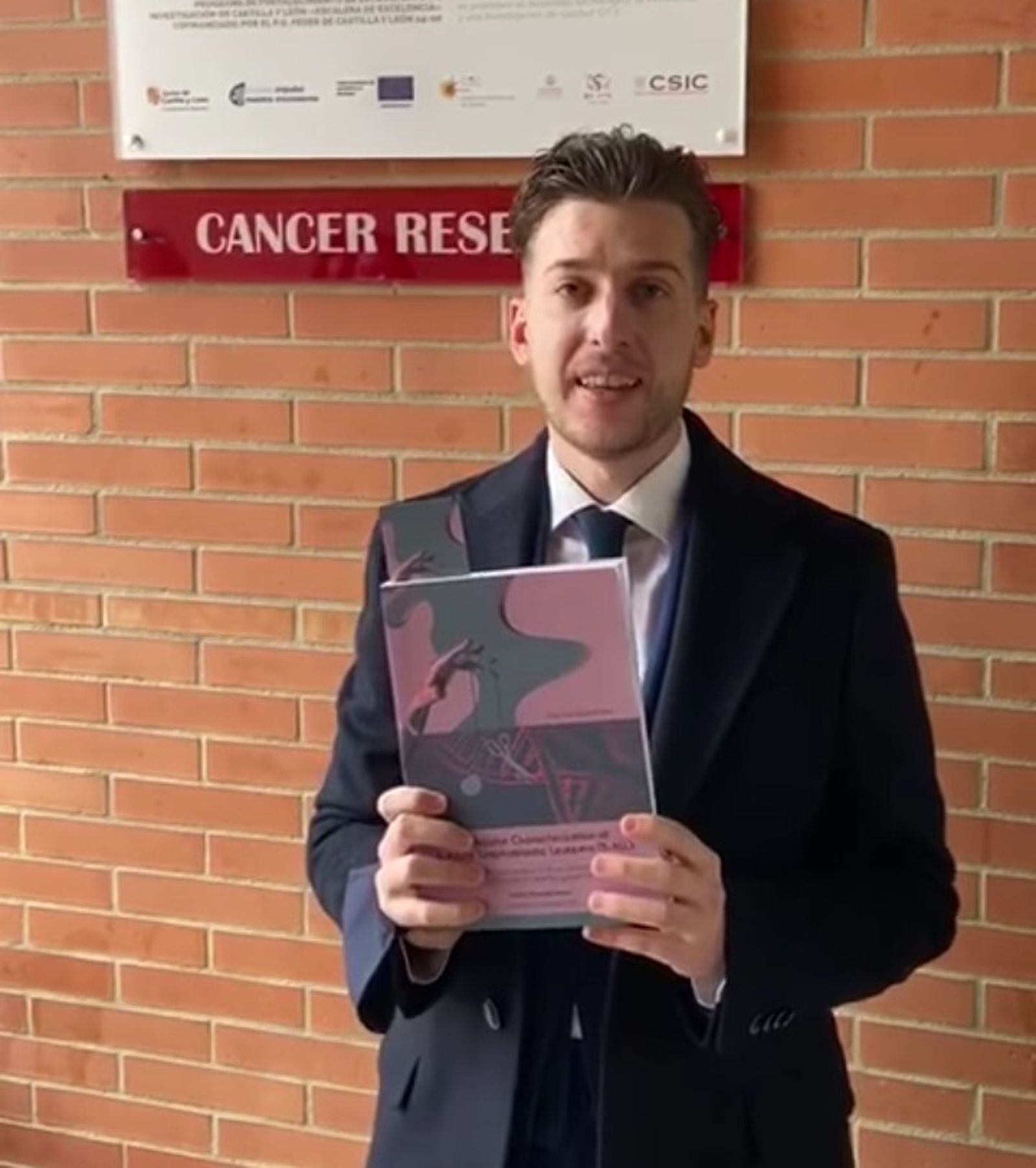 El ya doctor sanluqueño Adrián Montaño agradeciendo el apoyo de la Asociación Española Contra el Cáncer.