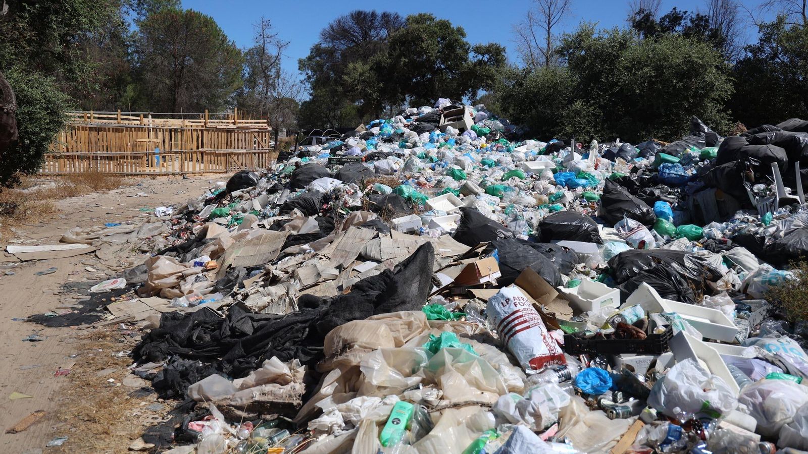 Basura acumulada en el asentamiento. Basura acumulada en el asentamiento.