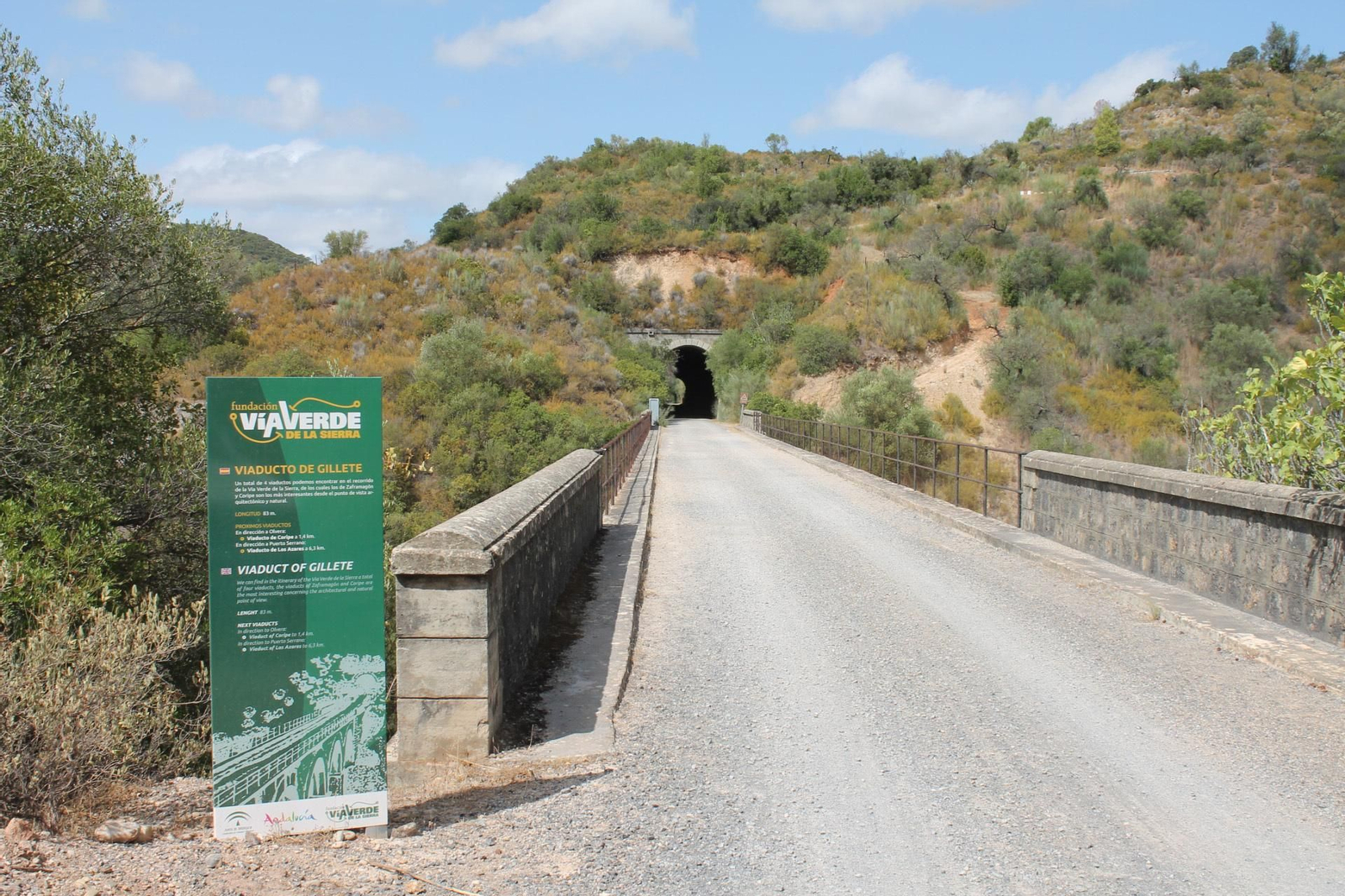La Fundación Vía Verde de la Sierra  organiza actividades educativas, culturales y deportivas.