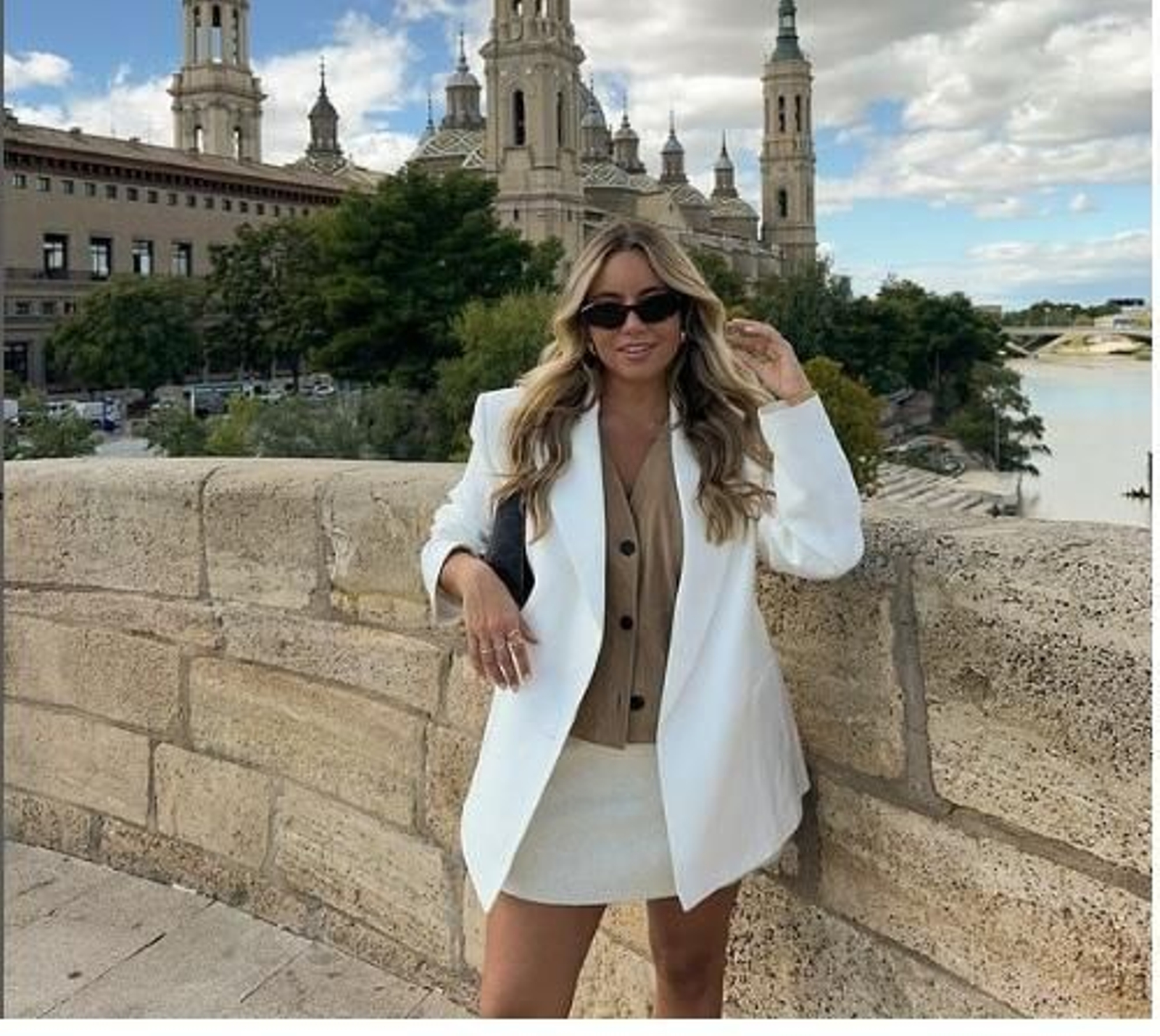 La blusa de perlas de Lefties, la combinación perfecta para el etretiempo con falda y bailarinas