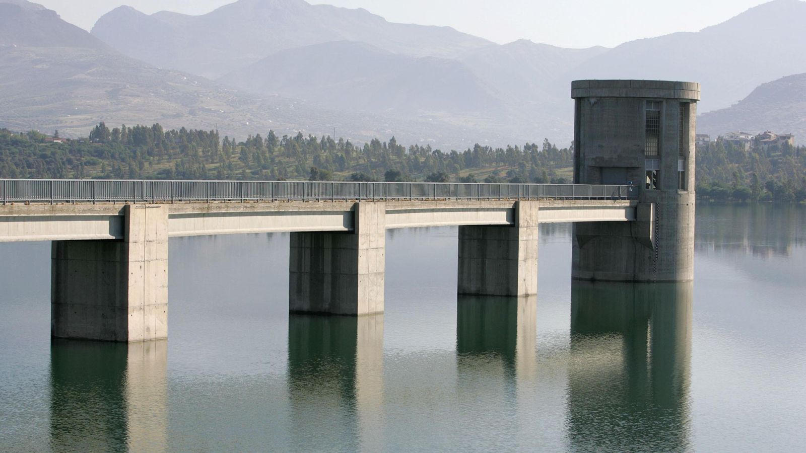 El nivel del agua en el pantano de la Viñuela en 2005, en una imagen de archivo. El nivel del agua en el pantano de la Viñuela en 2005, en una imagen de archivo.