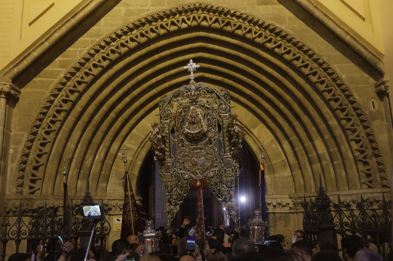 Imágenes del traslado del Simpecado de la Hermandad del Rocío de Triana