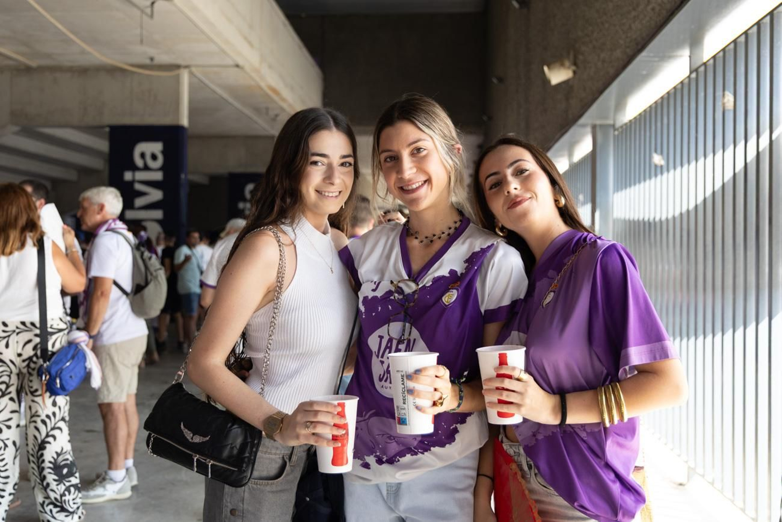 El épico recibimiento de la afición lagarta al Real Jaén, en imágenes