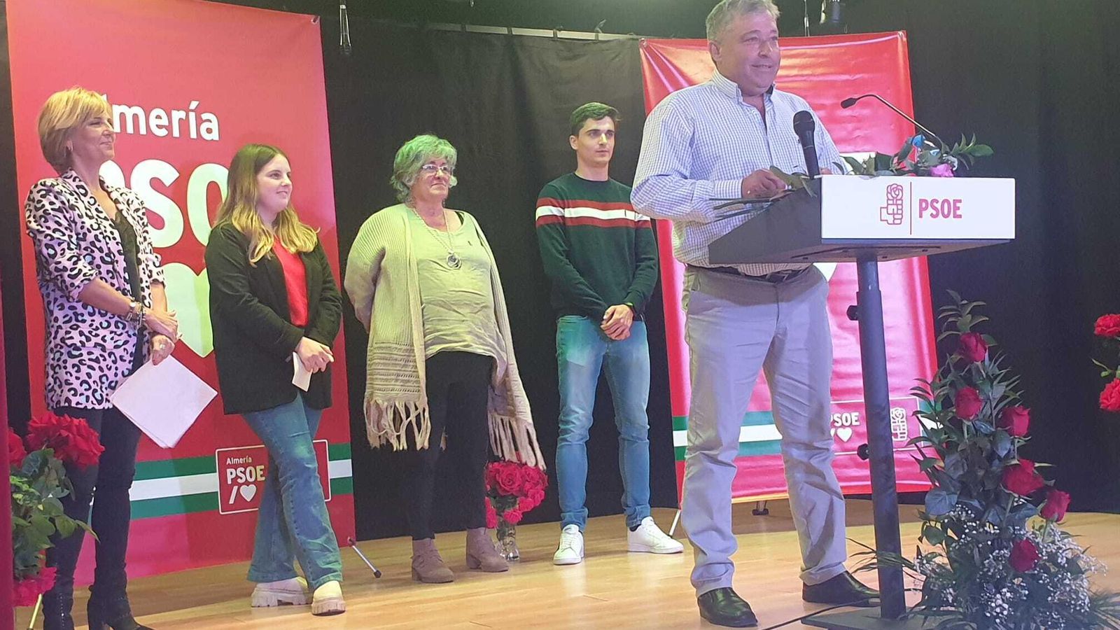 Encarna Zaguirre, candidata a la alcaldía, junto a los cuatro miembros que componen la lista del PSOE en el municipio de Bacares