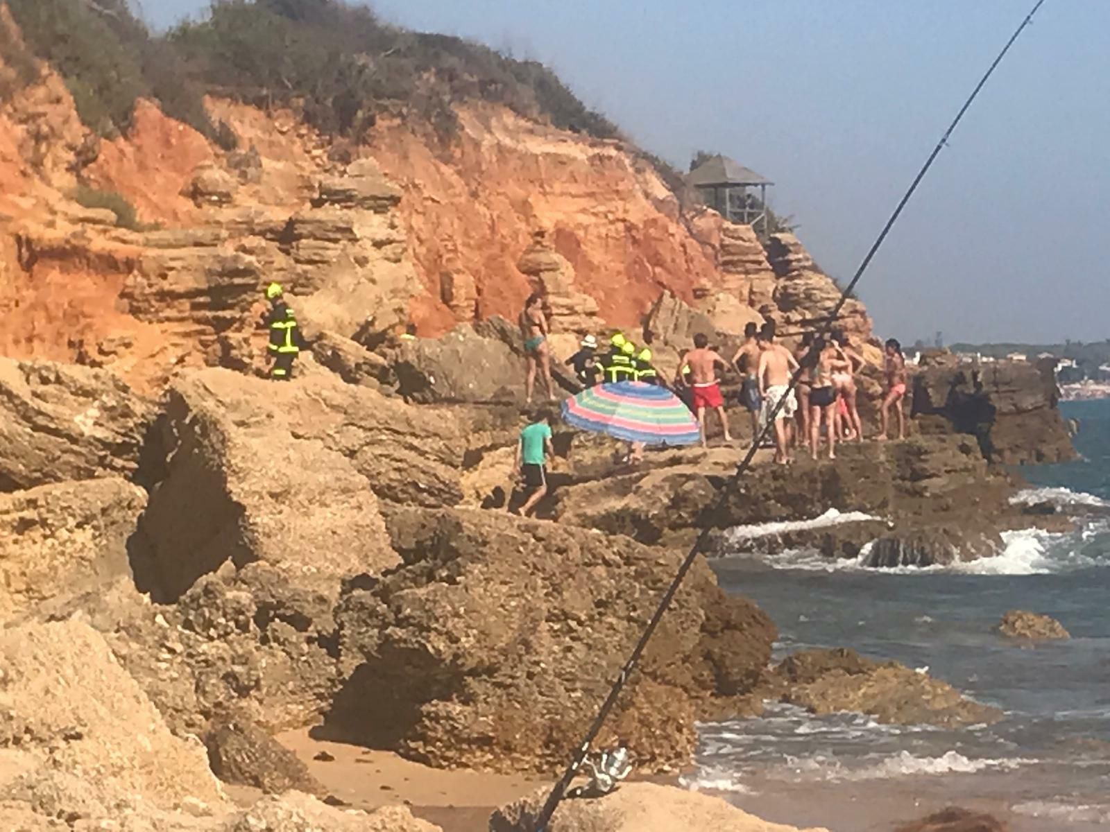 Momento en el que los bomberos acceden hasta el lugar donde se encontraba el cuerpo.