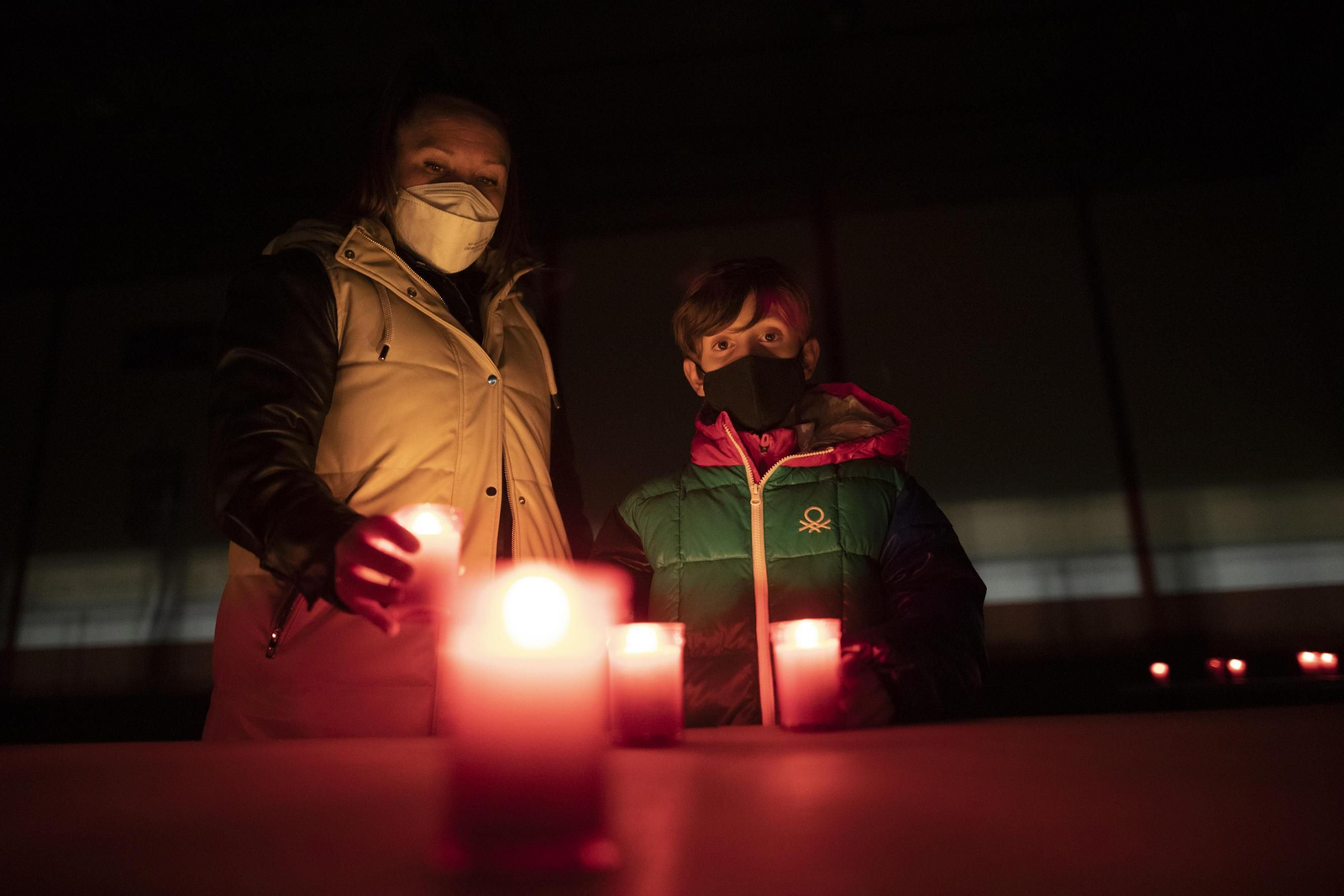 El alcalde de Pinos Puente se encierra contra los cortes de luz, en imágenes
