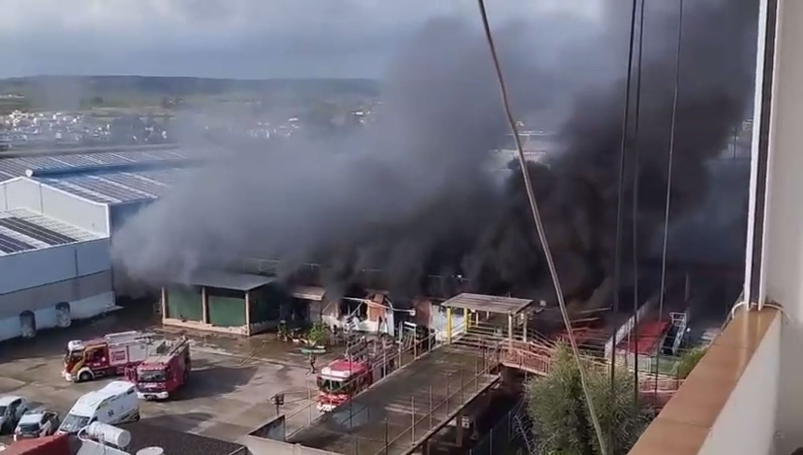 Arden unos almacenes chinos en Cantillana