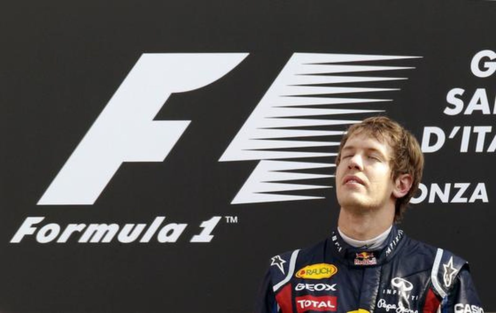 Vettel también gana en Monza y Alonso acaba tercero tras llegar a liderar la carrera. / Reuters