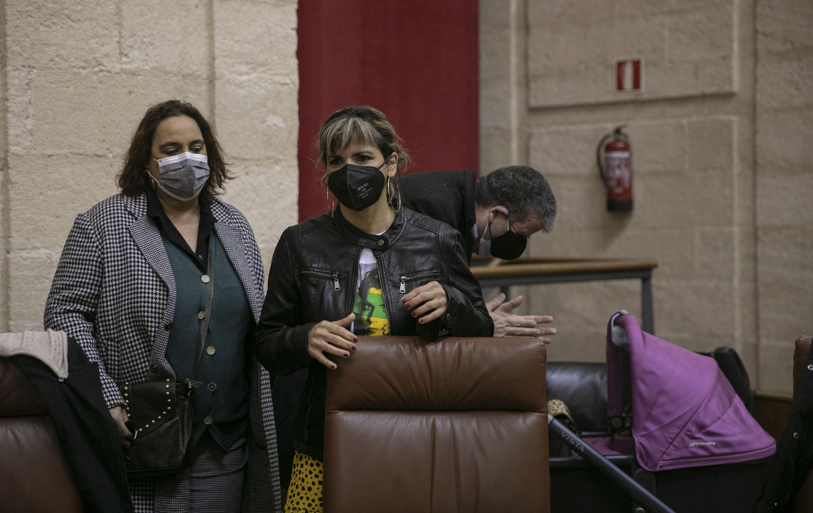 Ángela Aguilera y Teresa Rodríguez en el Parlamento