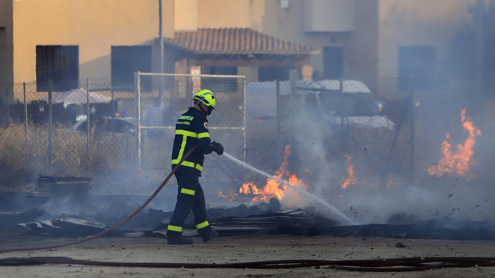 Incendio en un descampado de la zona norte