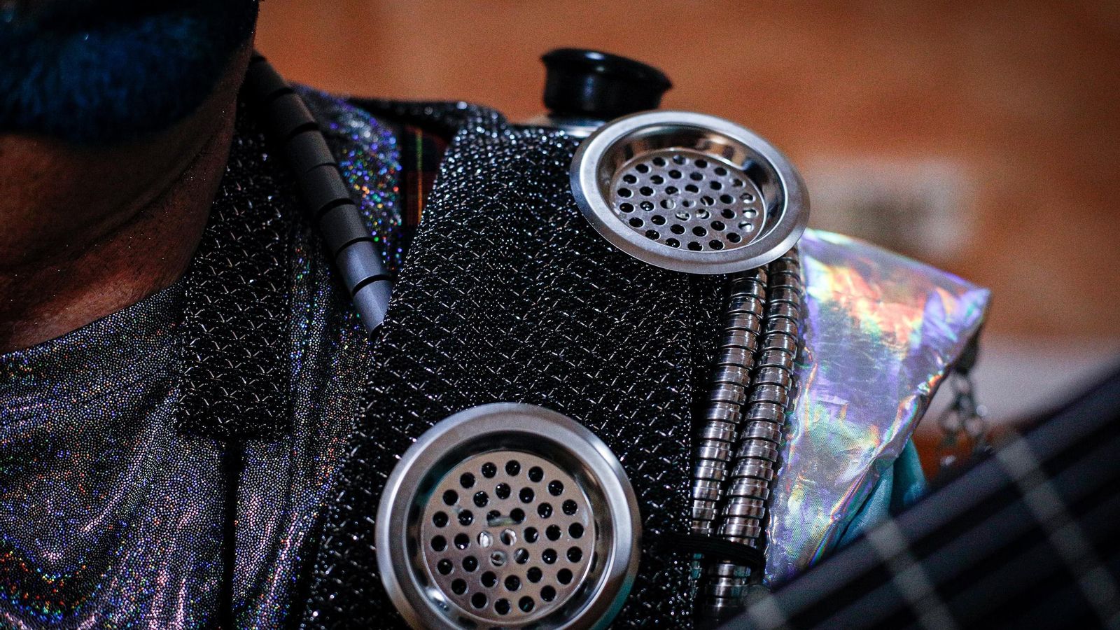 Desagües, manguitos, cubrecables, todo vale para hacer más gaditano el tipo.