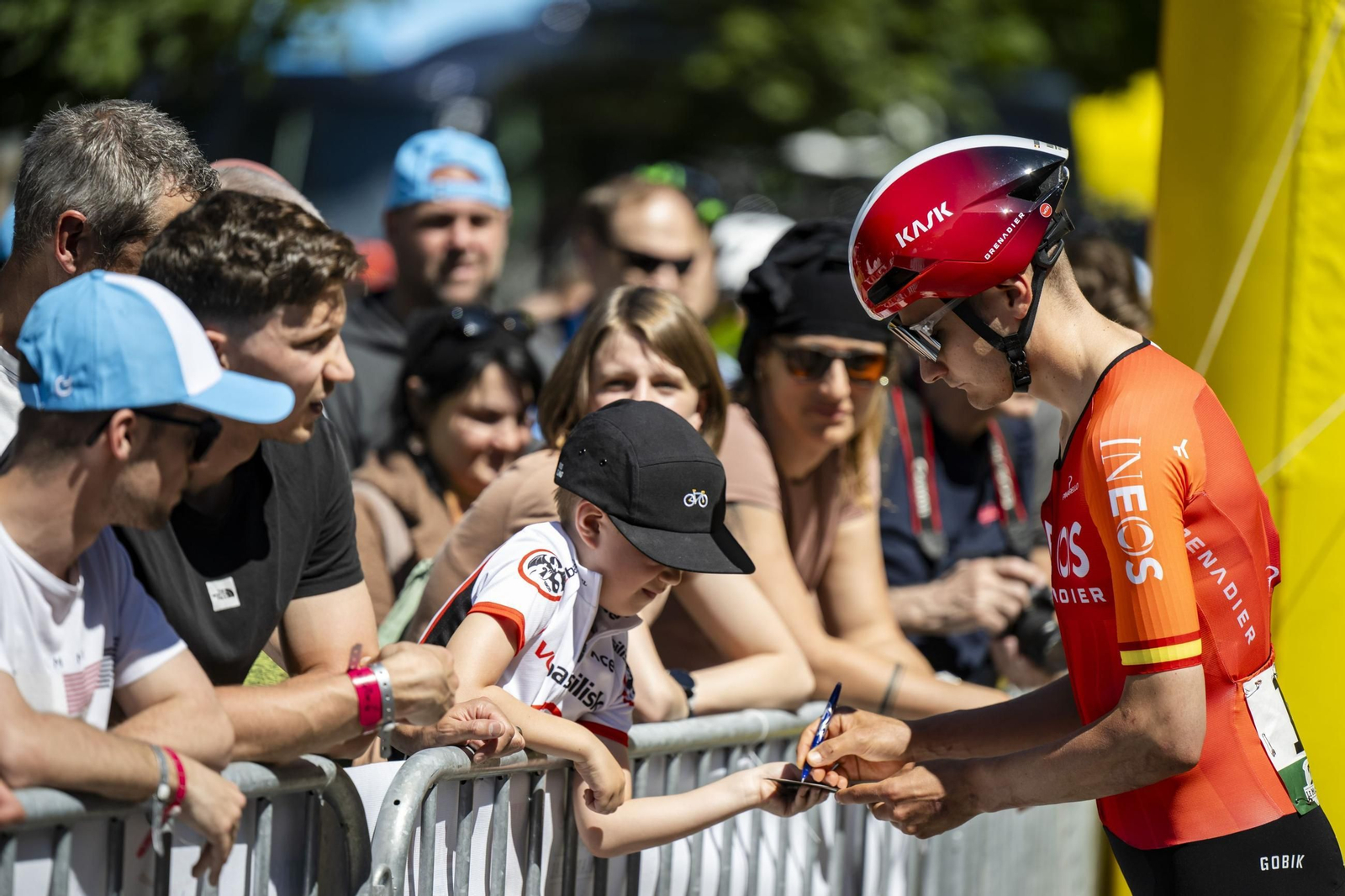 Carlos Rodríguez firmando autógrafos en la salida de una de las etapas.