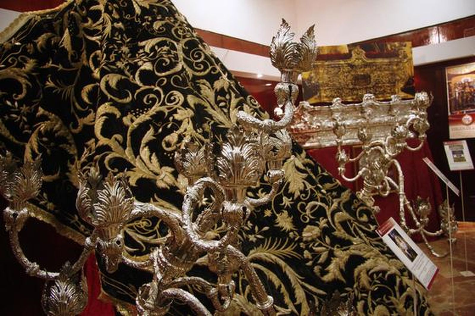 Los visitantes aprecian los objetos de la exposición "Tan lejos y tan cerca", de la Hermandad de la Amargura.

Foto: Belen Vargas