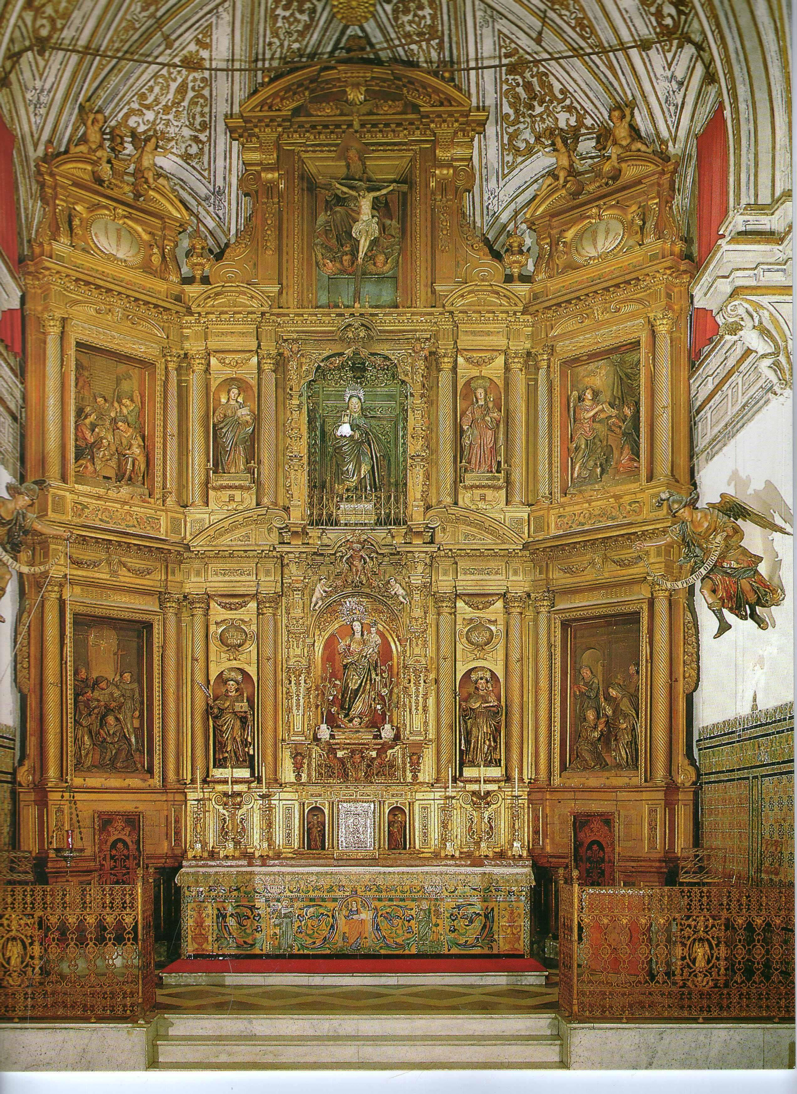 El altar mayor de la iglesia de Santa Clara.