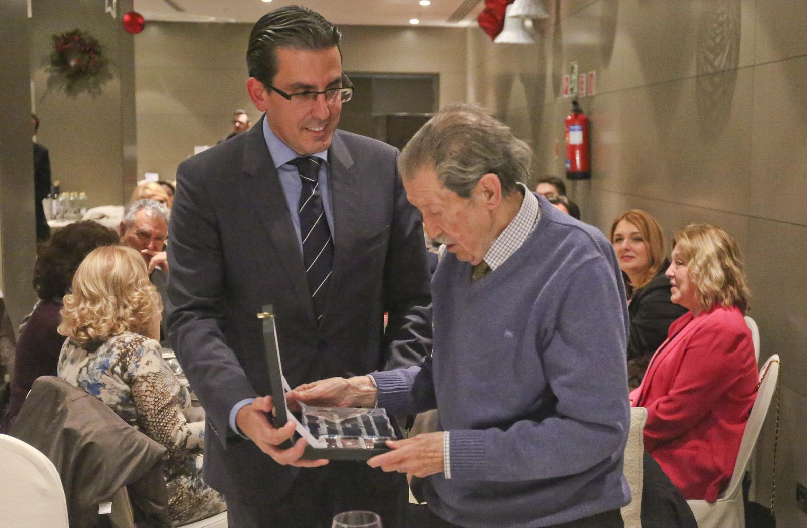 El director general de la Fundación Unicaja entrega la placa a Manuel Alcántara