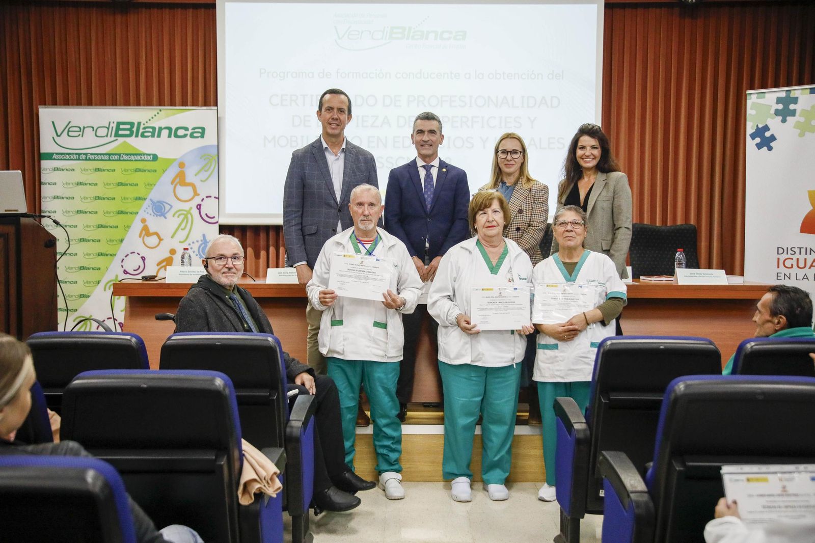 Imágenes de la enterga de certificado de profesionalidad de limpieza de superficies y mobiliarios de VerdiBlanca en la Universidad de Almería