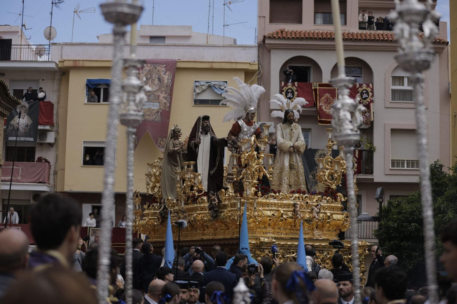 Jesús de la Humildad procesionando por las calles de Huelva.