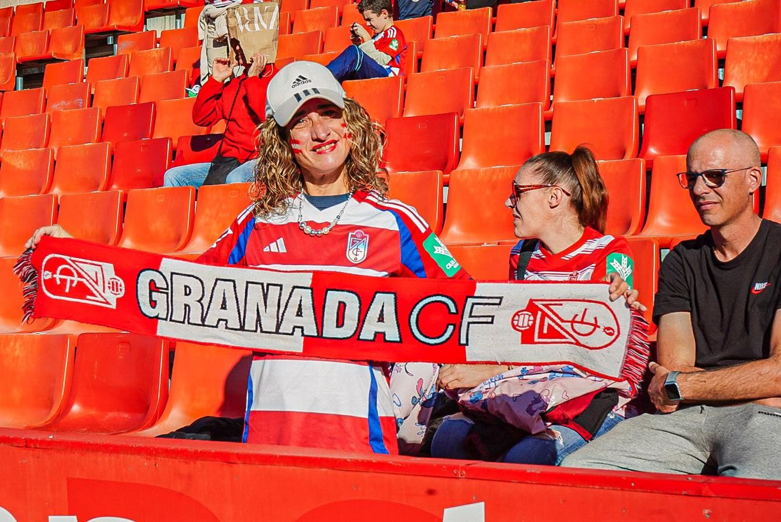 Encuéntrate en el recibimiento al Granada y en la grada de Los Cármenes