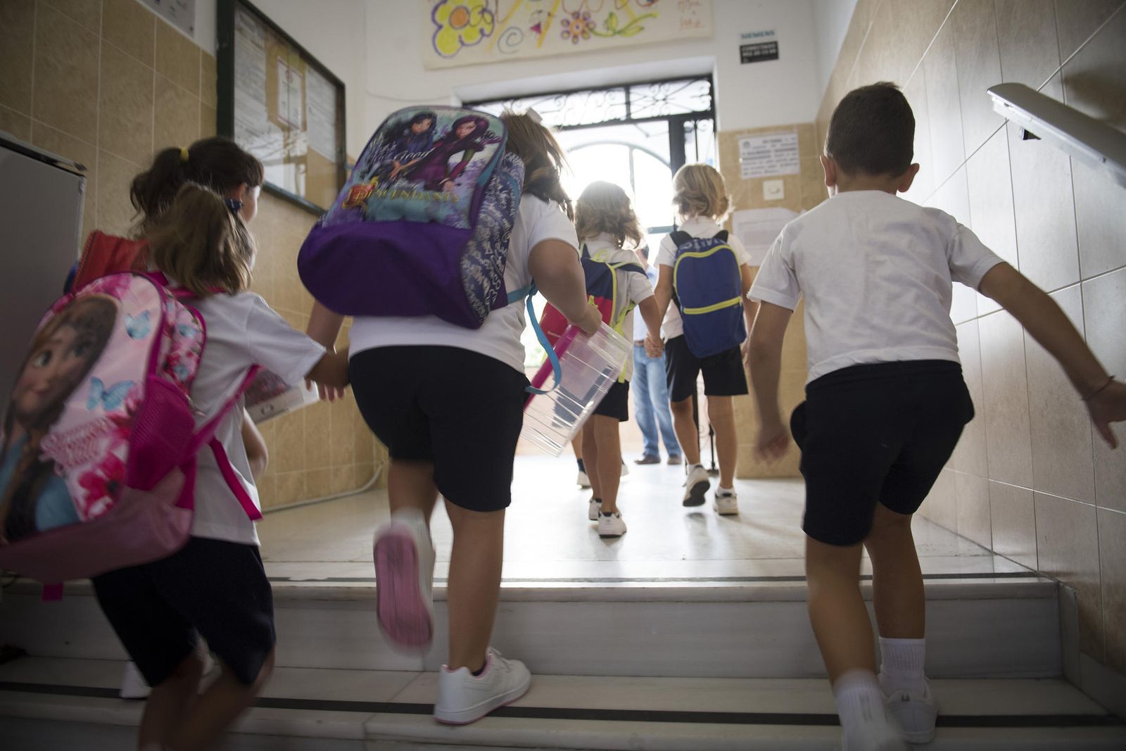 Alumnos del colegio Josefina Pascual entrando ayer en el centro.