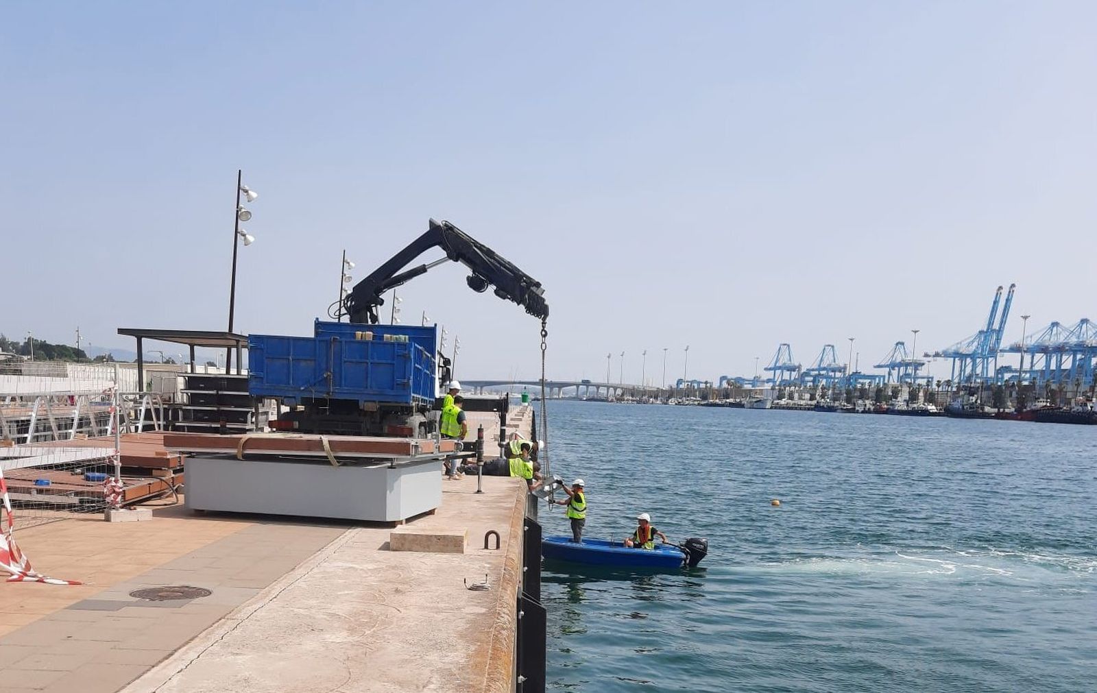 Instalación de pantalanes en el muelle de Algeciras.