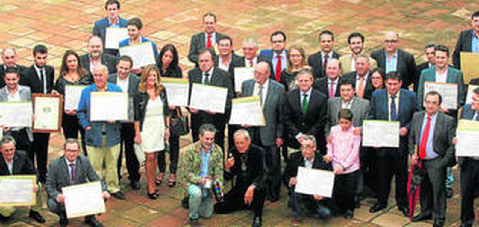 Los premiados posan con las autoridades, ayer en el Palacio de la Merced, sede de la Diputación.