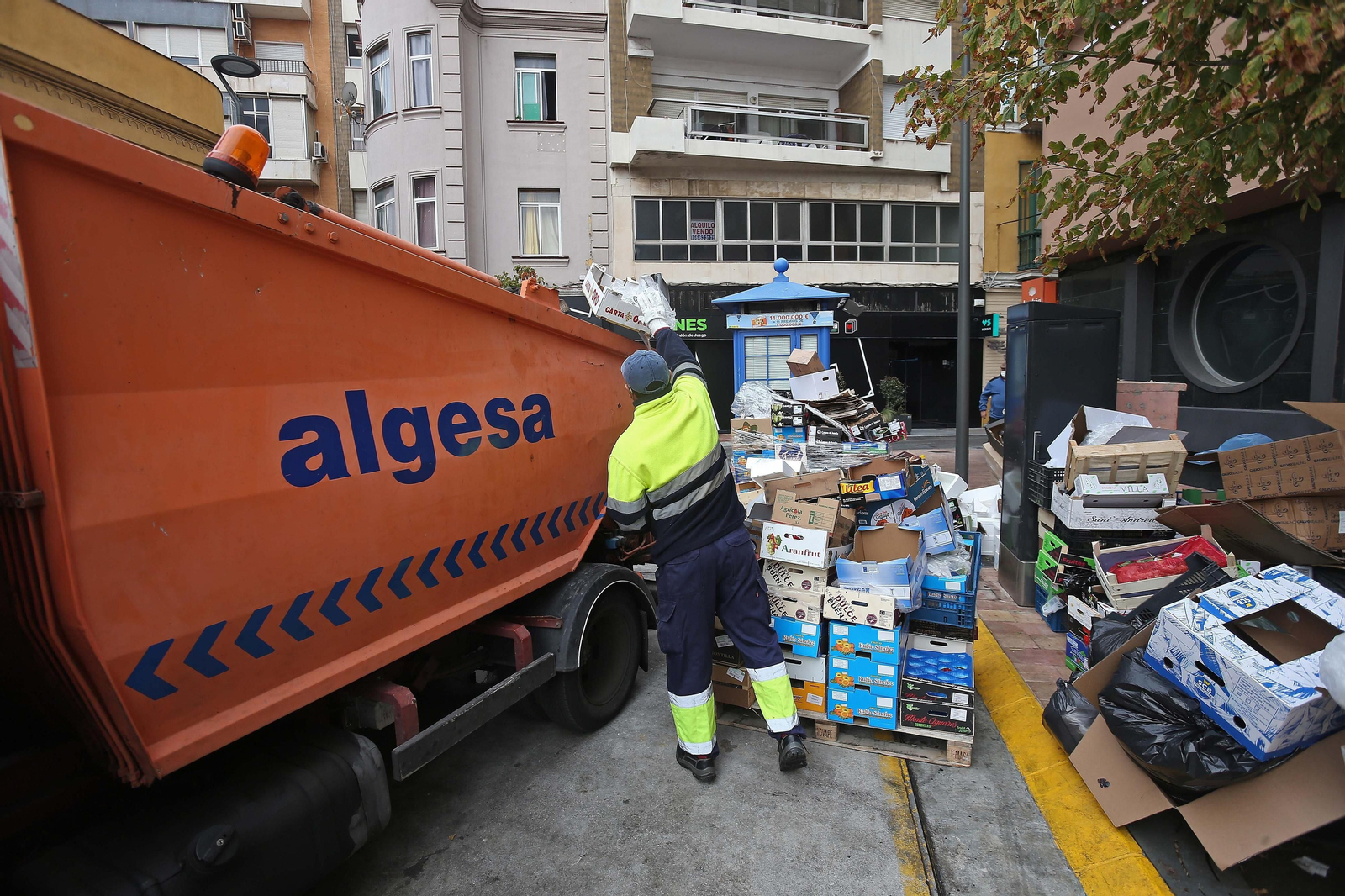 Un trabajador de Algesa recoge cajas en el entorno del mercado. Un trabajador de Algesa recoge cajas en el entorno del mercado.