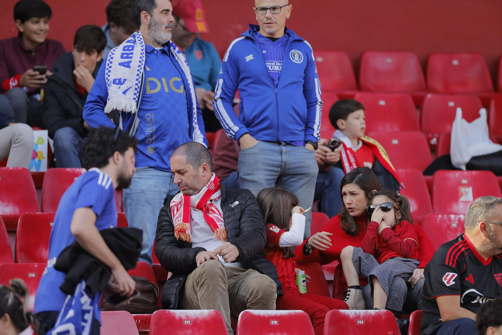 Búscate en las fotos del Sevilla - Oviedo